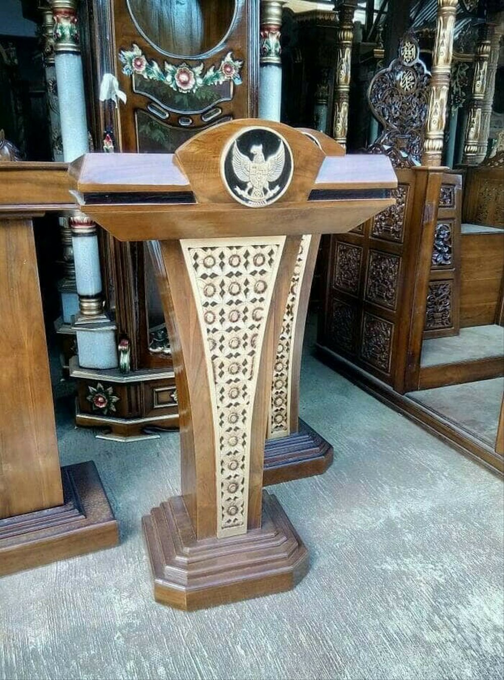 Podium Garuda Kayu Jati Jepara Podium Garuda Kayu Jati Jepara