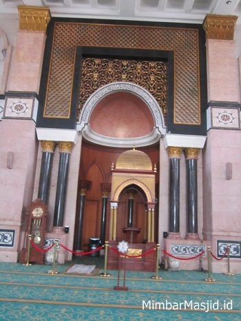 Gambar Mihrab Masjid Ukiran Jati Mewah